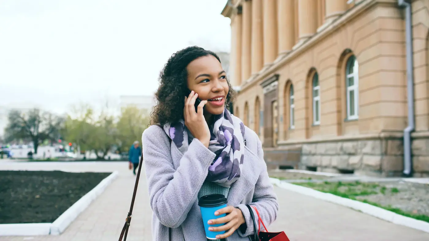 Una mujer habla por teléfono en la calle